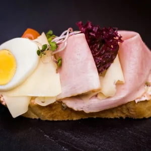 Chlebíček šunka - sýr